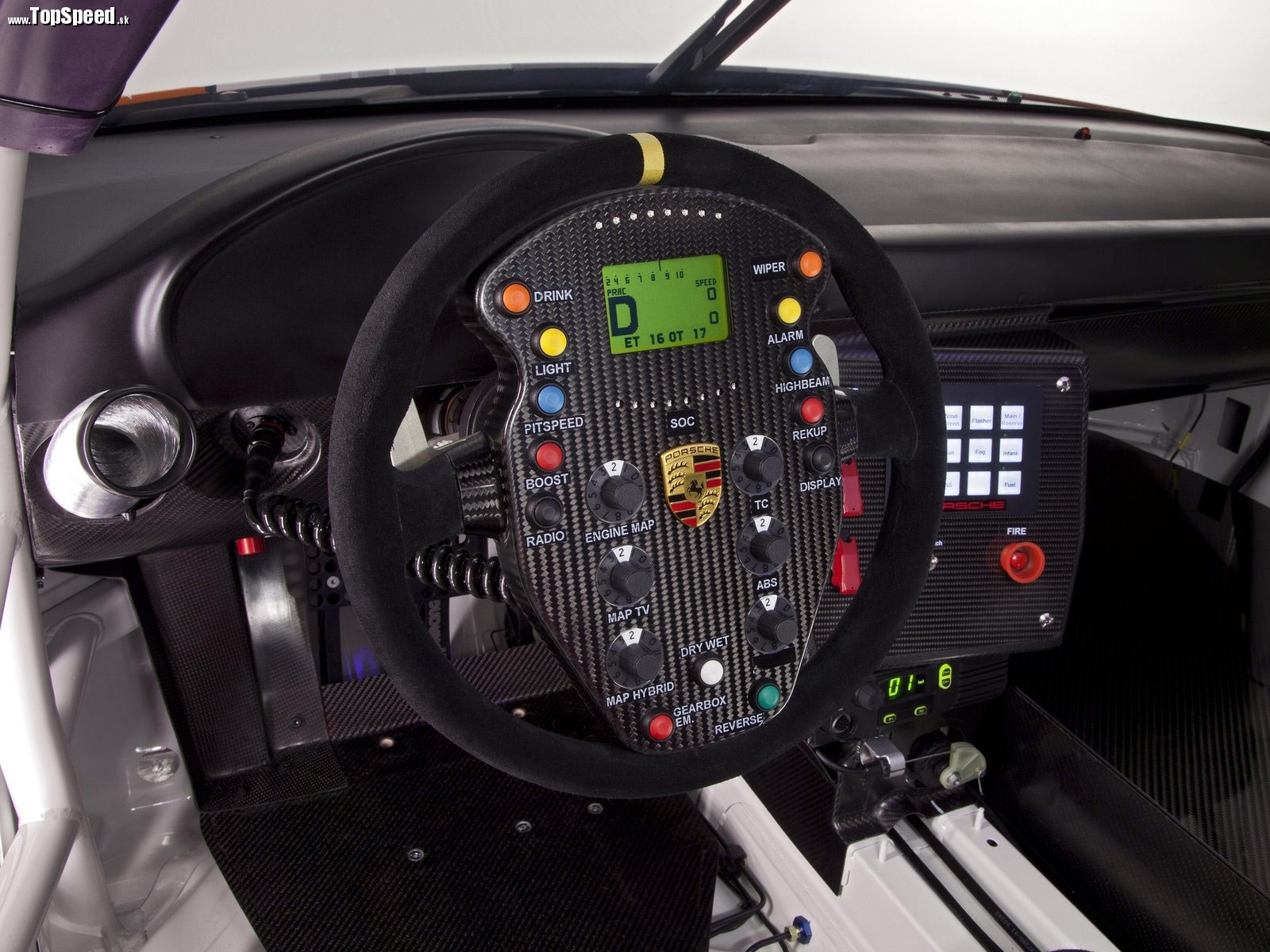 Inšpirácia F1 je evidentná aj v interiéri. Volant poskytuje vodičovi všetky potrebné informácie a ovládače. Stredová konzola je dokonca podsvietená.